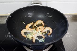 加入姜丝炒出香味