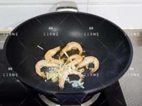 加入姜丝炒出香味