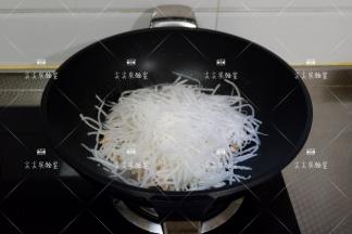 加入白萝卜翻炒片刻