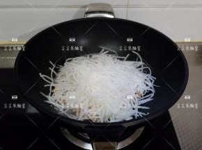 加入白萝卜翻炒片刻
