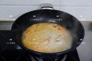 最后加少许盐和白胡椒调味即可