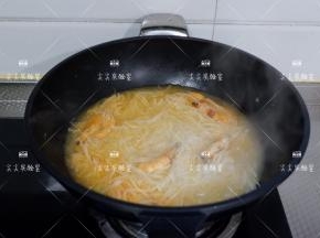 最后加少许盐和白胡椒调味即可