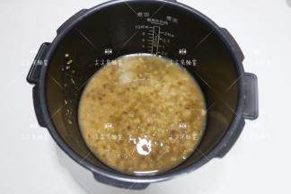 煮至绿豆开花，汤汁浓稠，放置温热