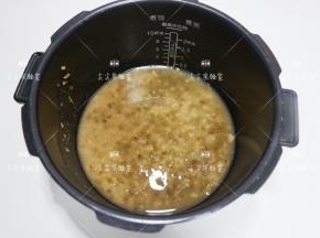 煮至绿豆开花，汤汁浓稠，放置温热