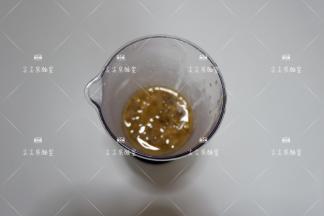 取一半绿豆粥放入料理杯