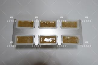 拌匀的绿豆倒入雪糕模具