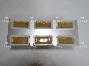 拌匀的绿豆倒入雪糕模具
