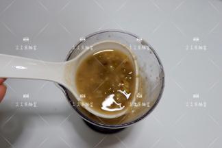 在取同等重量的颗粒绿豆加入拌匀