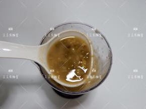在取同等重量的颗粒绿豆加入拌匀
