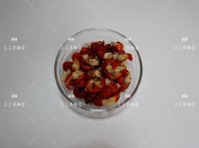 龙虾尾取出解冻备用