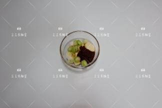 八角、茴香、桂皮、香叶、干辣椒、花椒备好即为香料。