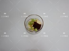 八角、茴香、桂皮、香叶、干辣椒、花椒备好即为香料。