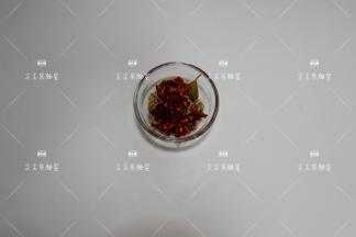 姜切片，蒜瓣轻拍，大葱切小段，豆瓣酱备好即为爆锅料