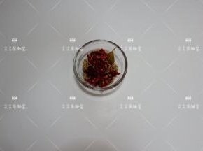 姜切片，蒜瓣轻拍，大葱切小段，豆瓣酱备好即为爆锅料