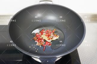 起锅热油，下入香料炸出香味