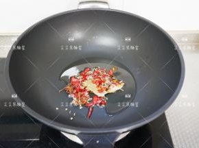 起锅热油，下入香料炸出香味