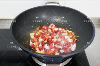 加入龙虾尾，生抽，老抽翻炒片刻