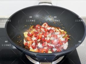 加入龙虾尾，生抽，老抽翻炒片刻