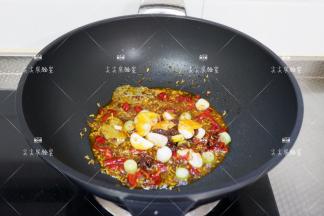 加入爆锅料，翻炒出香味