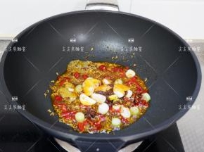 加入爆锅料，翻炒出香味