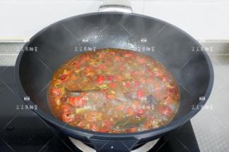 倒入啤酒，转小火煮15分钟左右至龙虾入味