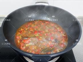 倒入啤酒，转小火煮15分钟左右至龙虾入味