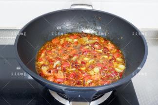 开盖根据个人口味加盐和白糖炒匀即可。