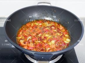 开盖根据个人口味加盐和白糖炒匀即可。