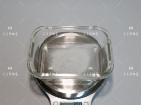 将冰粉粉称重放入容器中