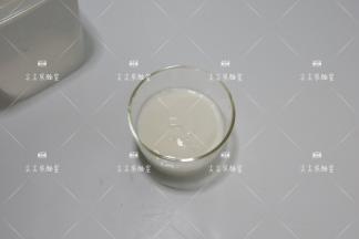 取一个杯子，先倒入半杯酸奶