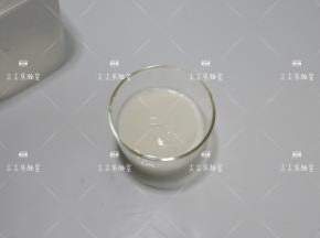 取一个杯子，先倒入半杯酸奶