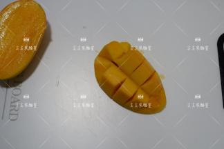 芒果切花刀，取小块芒果肉。