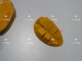 芒果切花刀，取小块芒果肉。