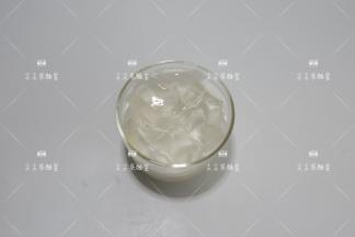 然后将凝固好的冰粉粉切成小块填入杯子8分满