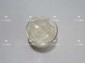 然后将凝固好的冰粉粉切成小块填入杯子8分满