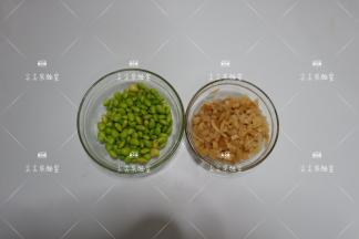 萝卜干提前泡发好切成小粒，熟毛豆仁备好