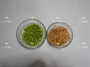 萝卜干提前泡发好切成小粒，熟毛豆仁备好