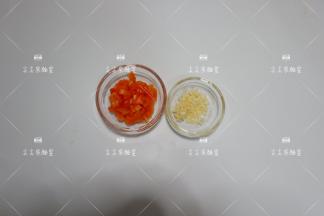 大蒜切末，红尖椒切末