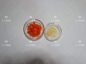 大蒜切末，红尖椒切末