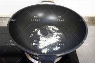 起锅热油，下蒜末炒出香味