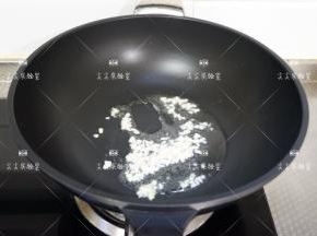 起锅热油，下蒜末炒出香味