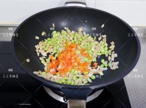 最后加红椒翻炒几下