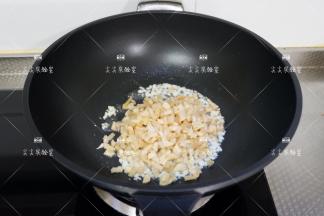 加入萝卜翻炒片刻