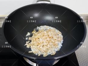 加入萝卜翻炒片刻