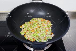 最后加盐，白糖翻炒均匀即可。