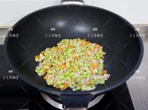最后加盐，白糖翻炒均匀即可。