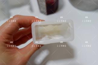 先取一勺酸奶放入雪糕模具底部，在桌面上轻震几下，让酸奶沉底
