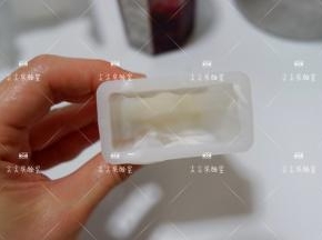 先取一勺酸奶放入雪糕模具底部，在桌面上轻震几下，让酸奶沉底