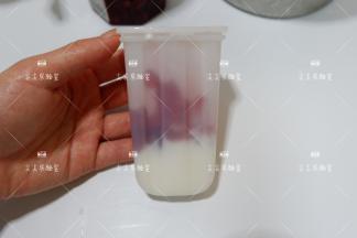 然后挖一勺玫瑰花酱，在雪糕模具上抹来抹去，像图片这样。