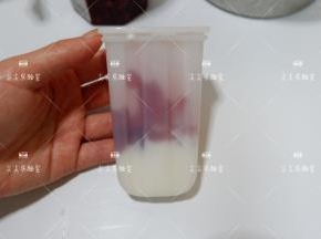 然后挖一勺玫瑰花酱，在雪糕模具上抹来抹去，像图片这样。